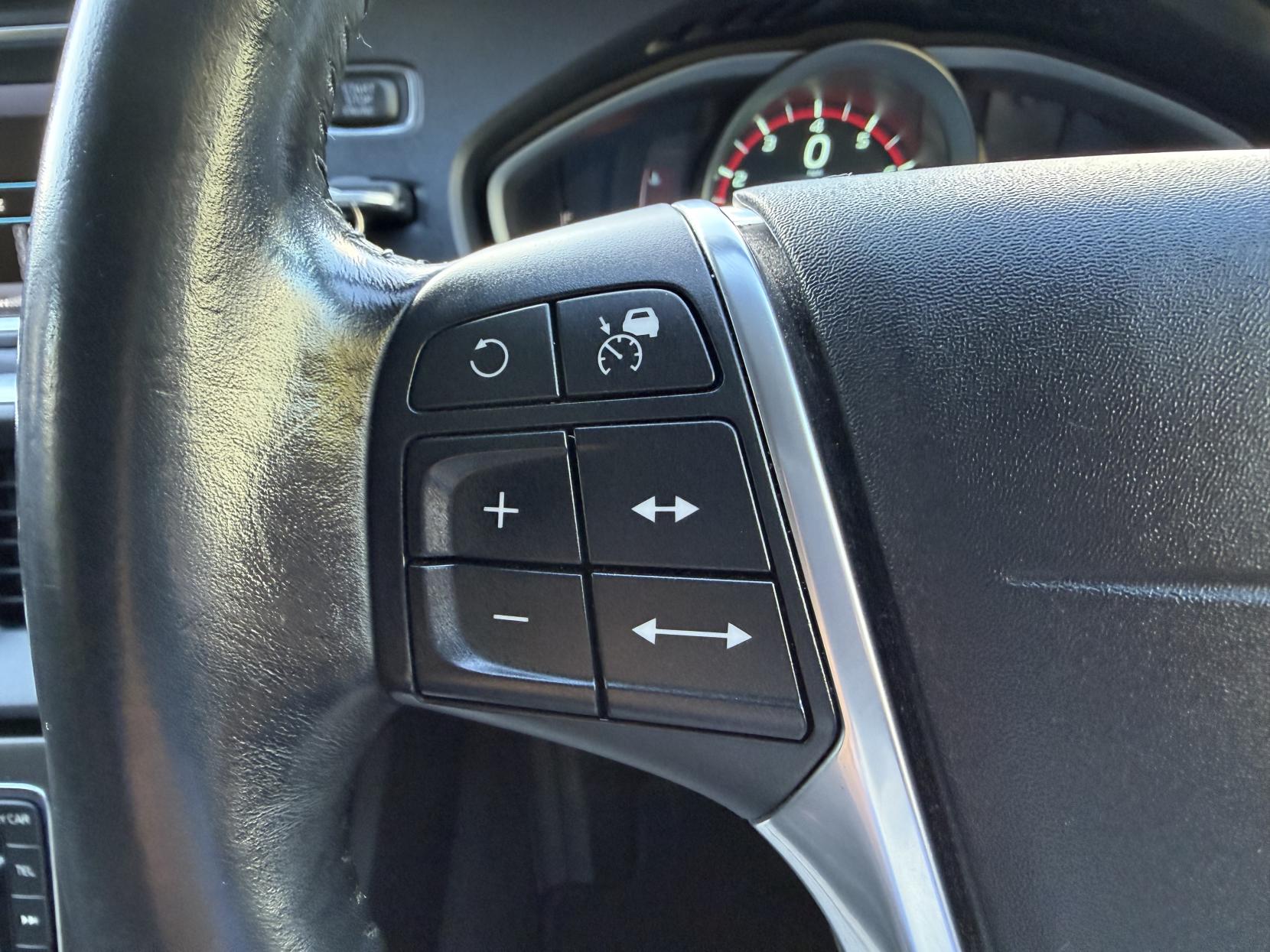 Volvo V40 1.6 T4 SE Hatchback 5dr Petrol Powershift Euro 5 (s/s) (180 ps)