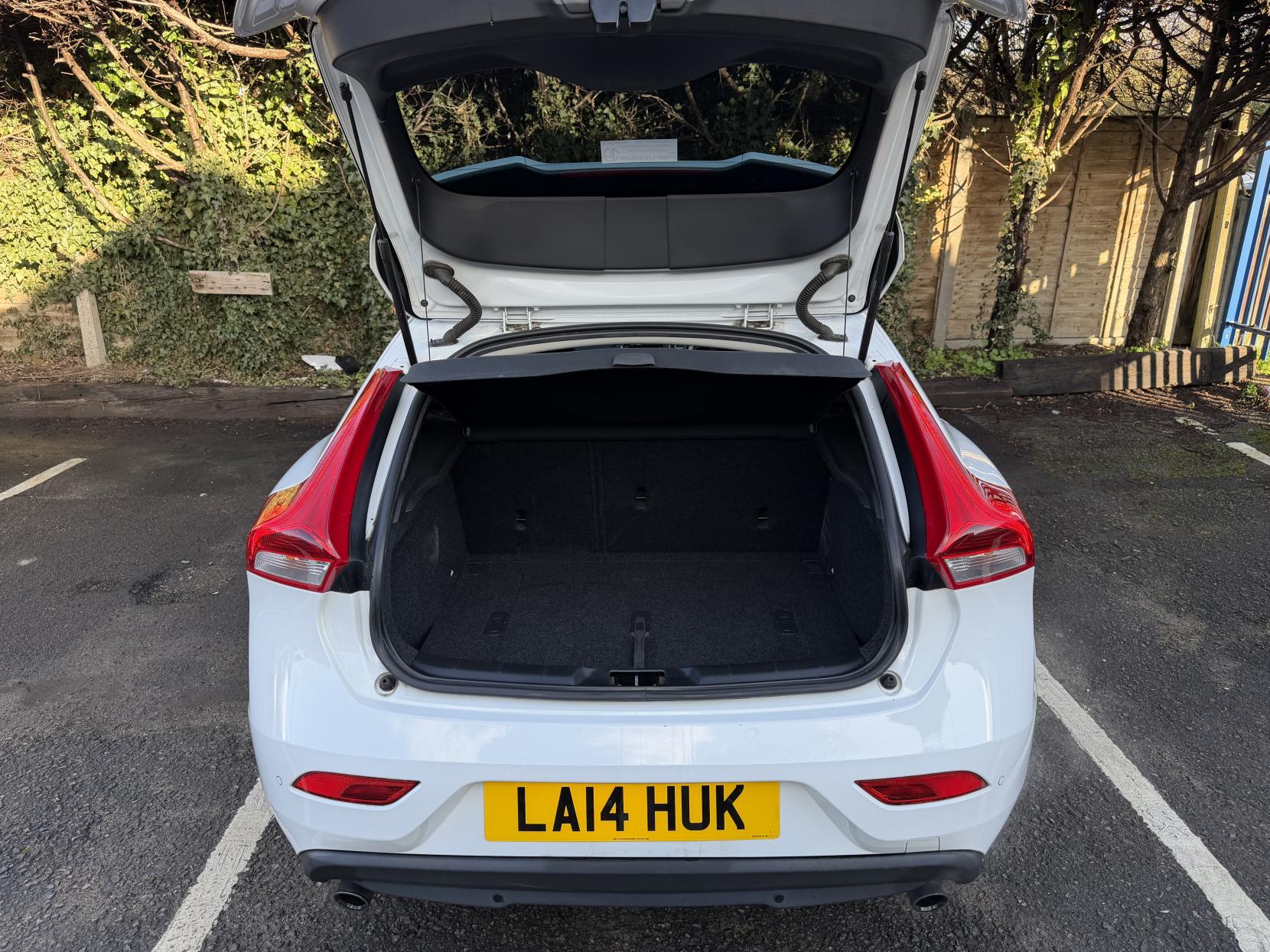 Volvo V40 1.6 T4 SE Hatchback 5dr Petrol Powershift Euro 5 (s/s) (180 ps)