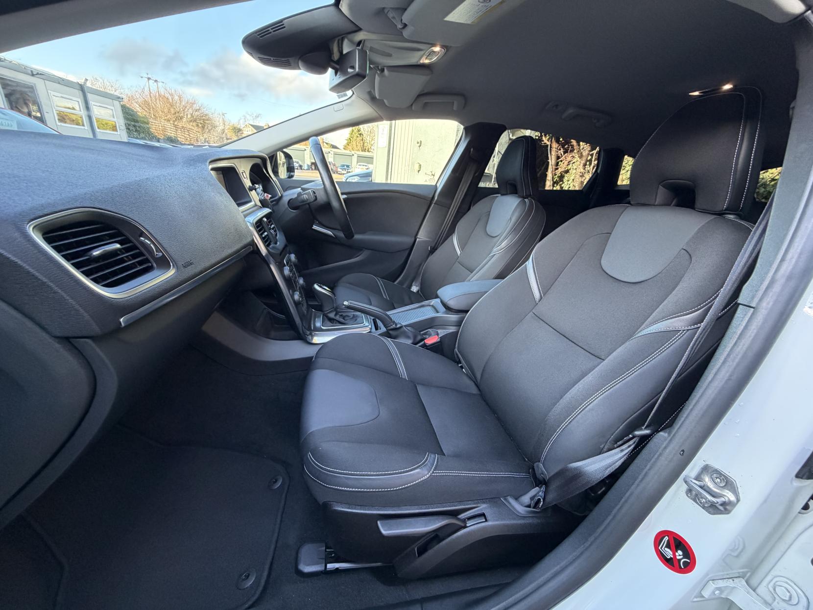 Volvo V40 1.6 T4 SE Hatchback 5dr Petrol Powershift Euro 5 (s/s) (180 ps)