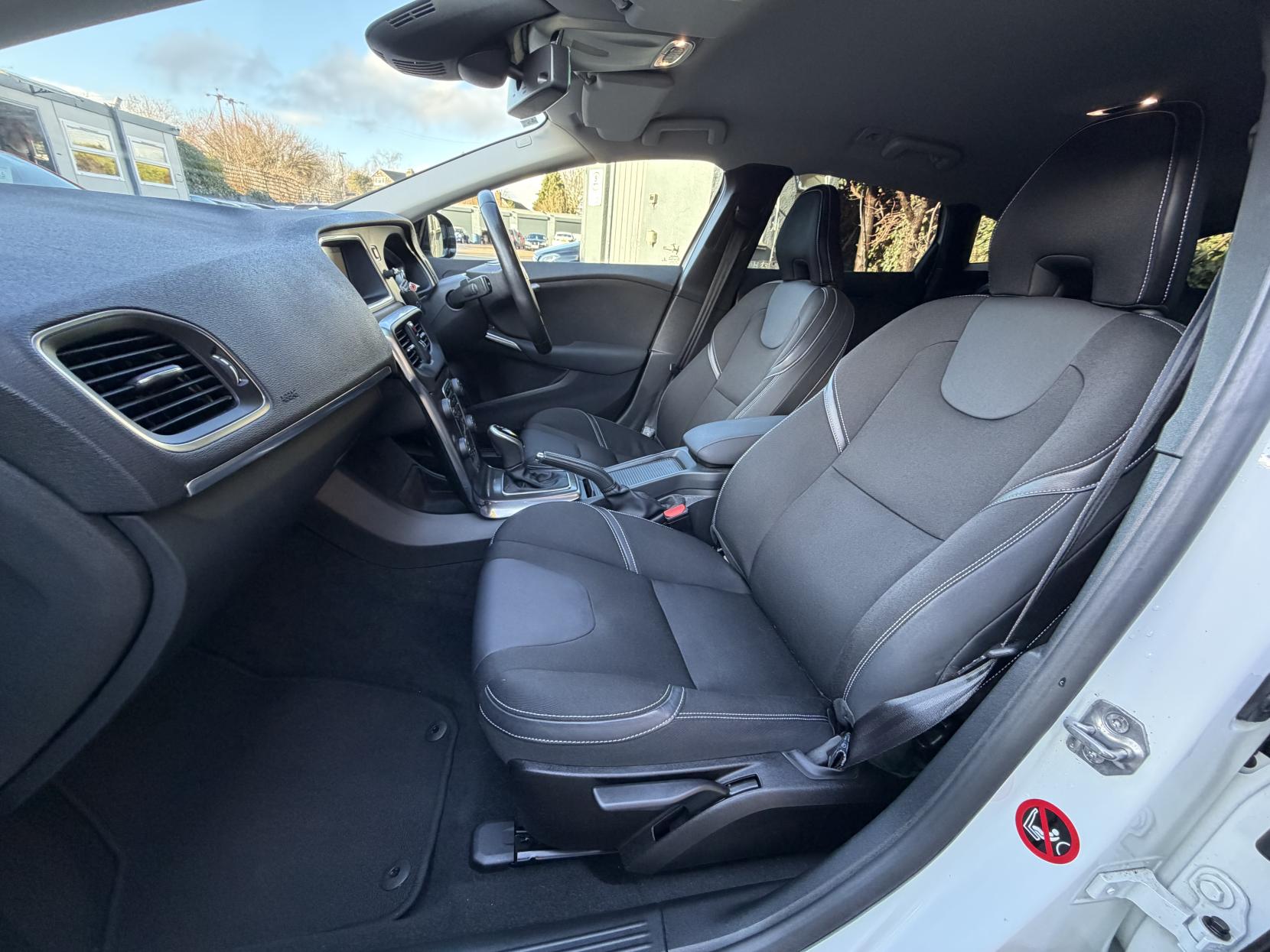 Volvo V40 1.6 T4 SE Hatchback 5dr Petrol Powershift Euro 5 (s/s) (180 ps)