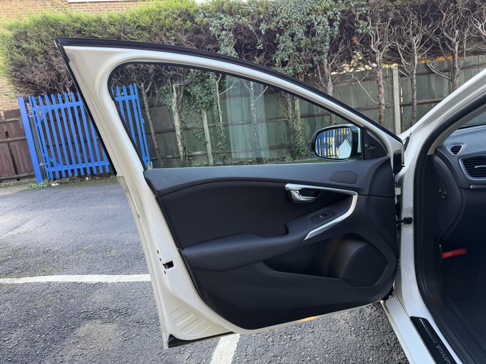 Volvo V40 1.6 T4 SE Hatchback 5dr Petrol Powershift Euro 5 (s/s) (180 ps)