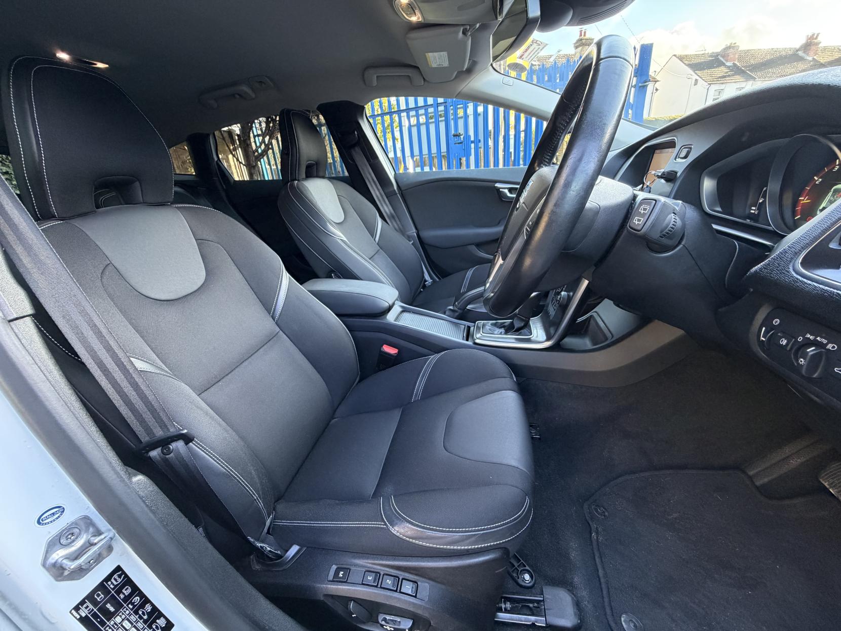 Volvo V40 1.6 T4 SE Hatchback 5dr Petrol Powershift Euro 5 (s/s) (180 ps)