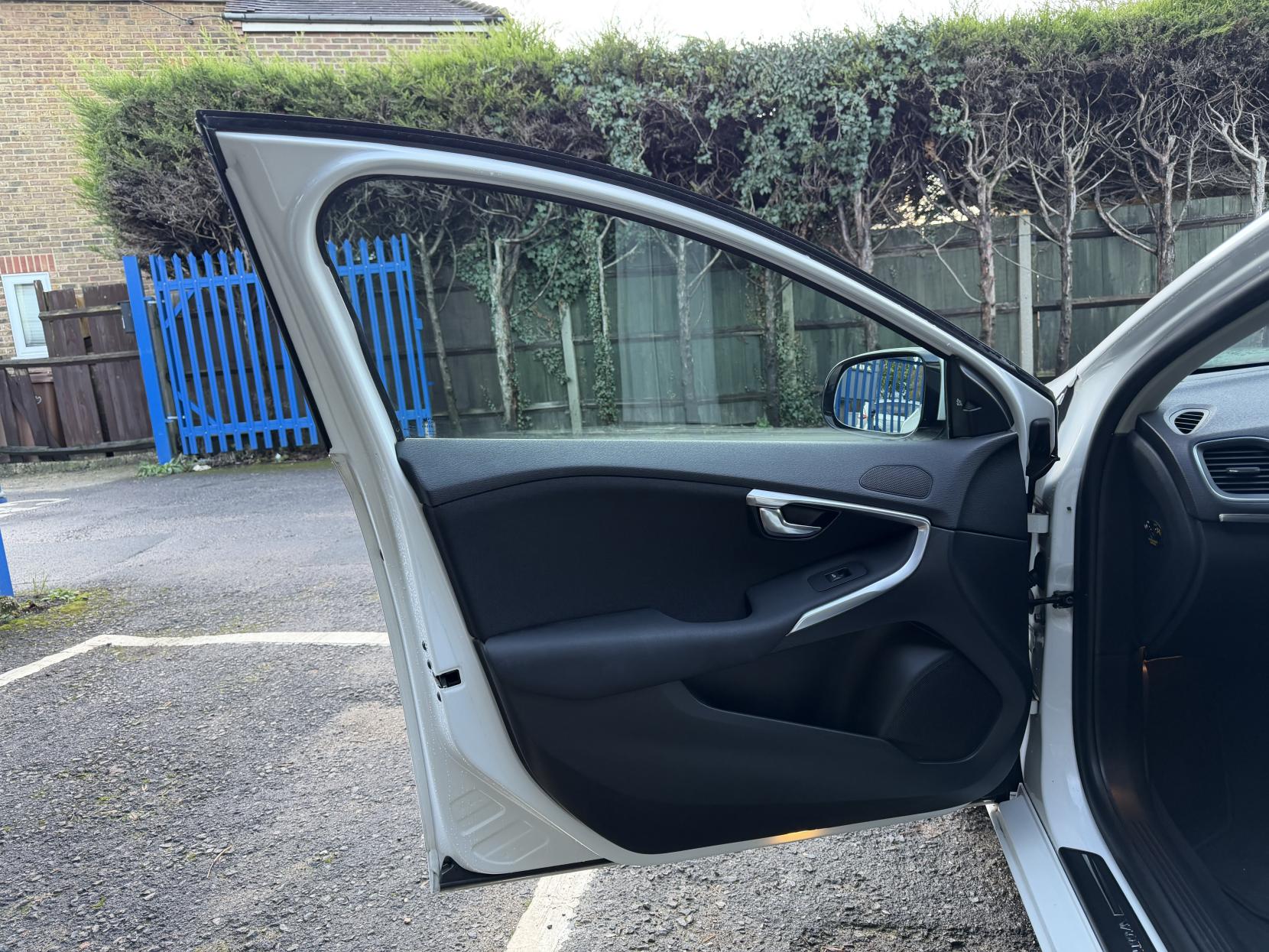 Volvo V40 1.6 T4 SE Hatchback 5dr Petrol Powershift Euro 5 (s/s) (180 ps)