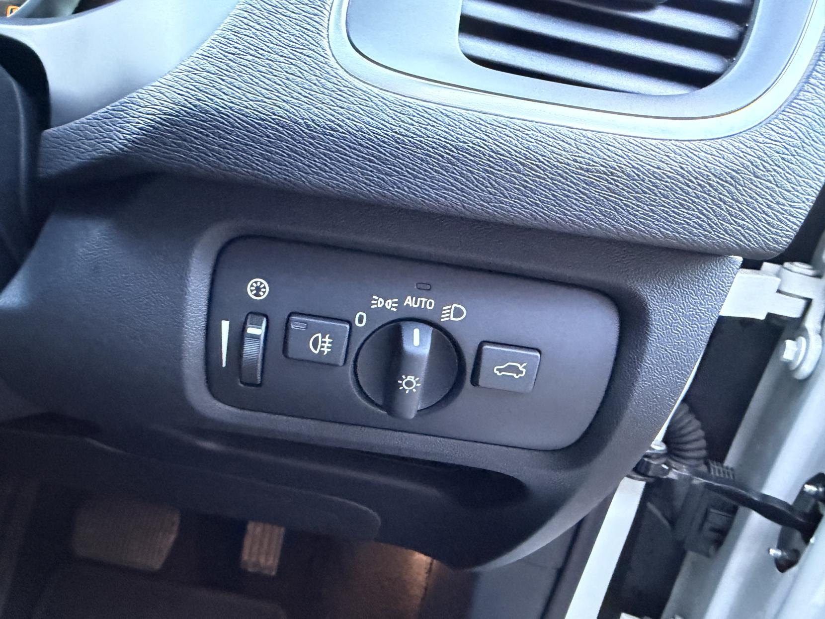 Volvo V40 1.6 T4 SE Hatchback 5dr Petrol Powershift Euro 5 (s/s) (180 ps)