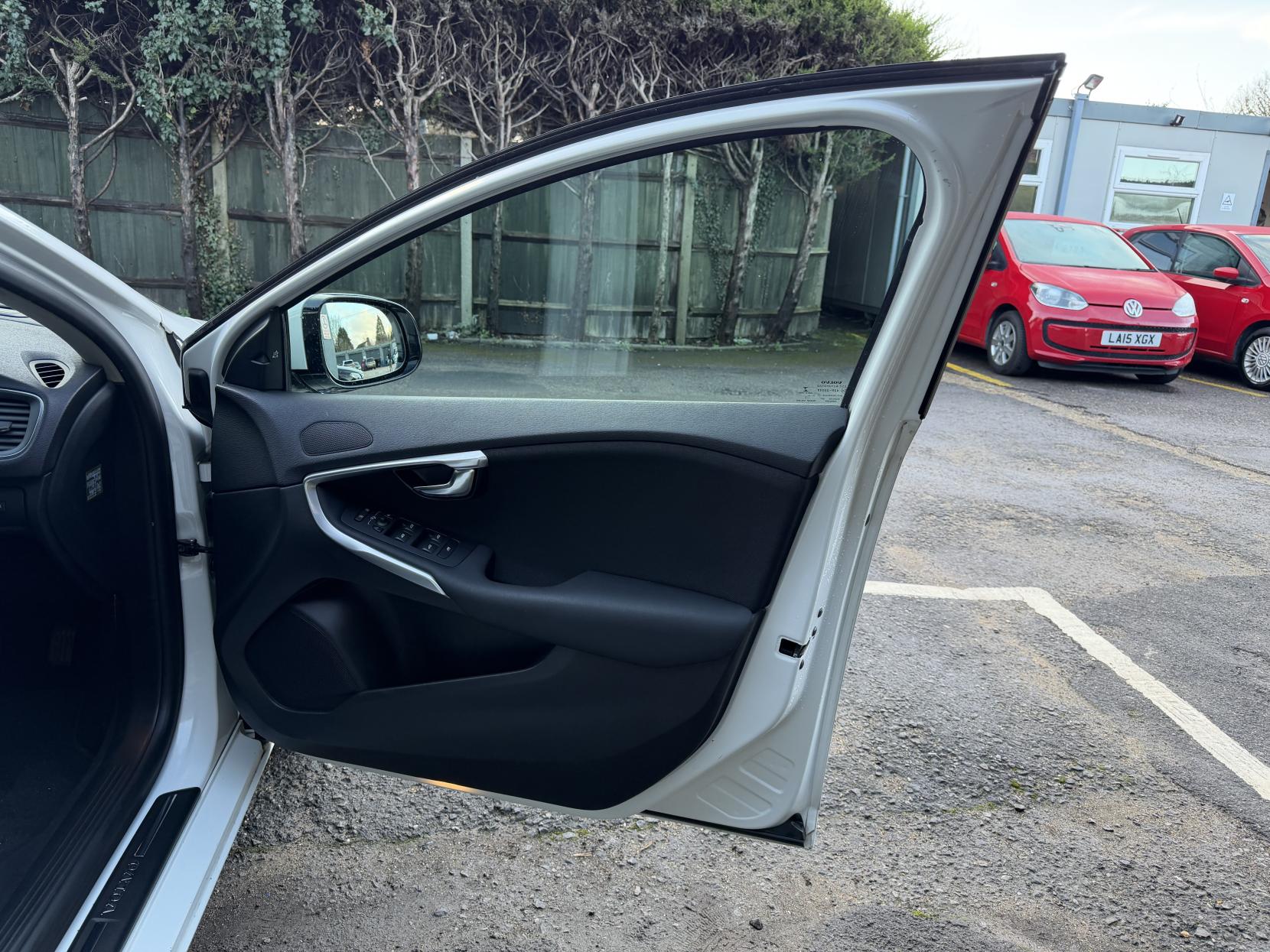 Volvo V40 1.6 T4 SE Hatchback 5dr Petrol Powershift Euro 5 (s/s) (180 ps)