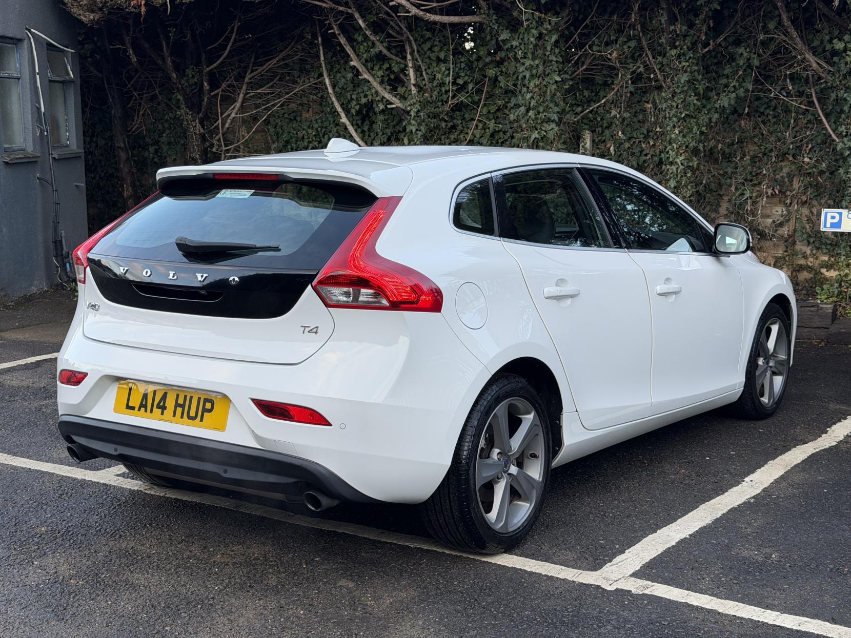 Volvo V40 1.6 T4 SE Hatchback 5dr Petrol Powershift Euro 5 (s/s) (180 ps)