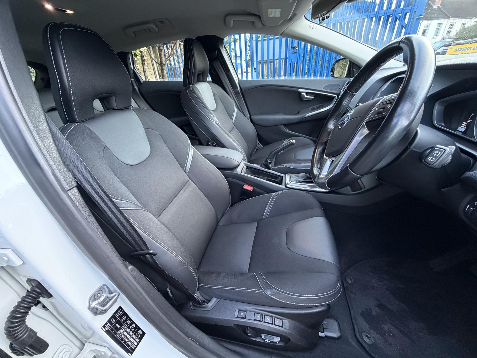 Volvo V40 1.6 T4 SE Hatchback 5dr Petrol Powershift Euro 5 (s/s) (180 ps)