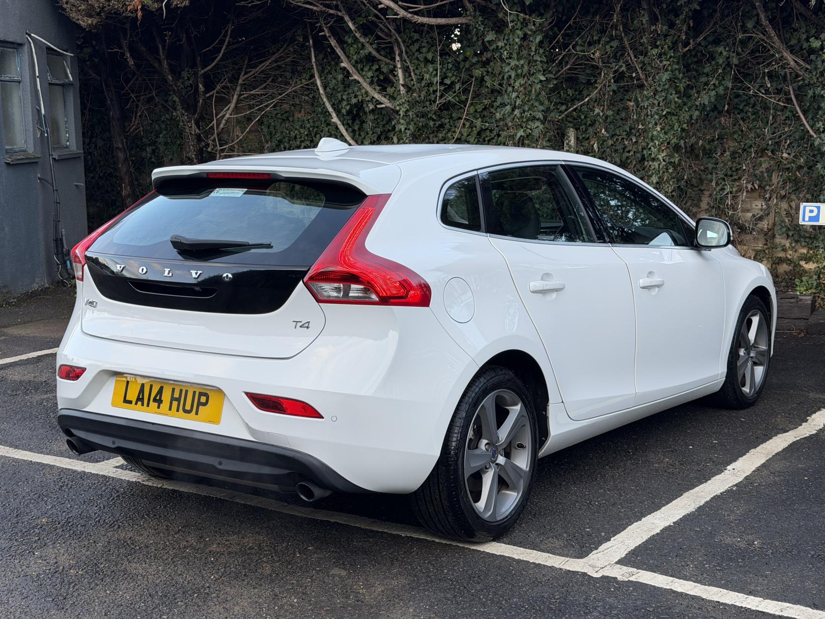 Volvo V40 1.6 T4 SE Hatchback 5dr Petrol Powershift Euro 5 (s/s) (180 ps)