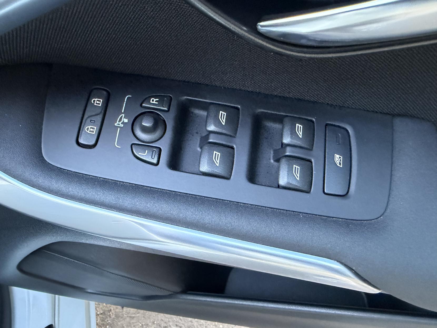 Volvo V40 1.6 T4 SE Hatchback 5dr Petrol Powershift Euro 5 (s/s) (180 ps)