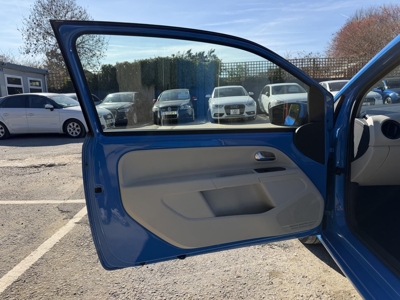 Volkswagen up! 1.0 Move up! Hatchback 3dr Petrol ASG Euro 6 (60 ps)