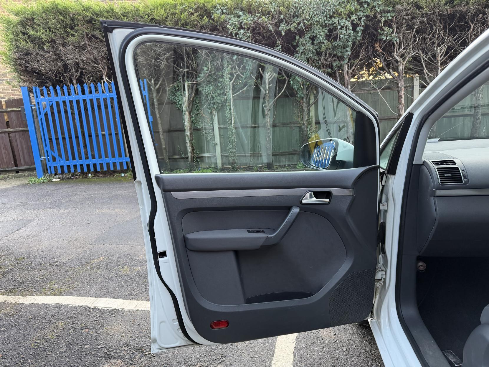 Volkswagen Touran 1.4 TSI SE MPV 5dr Petrol DSG Euro 5 (140 ps)