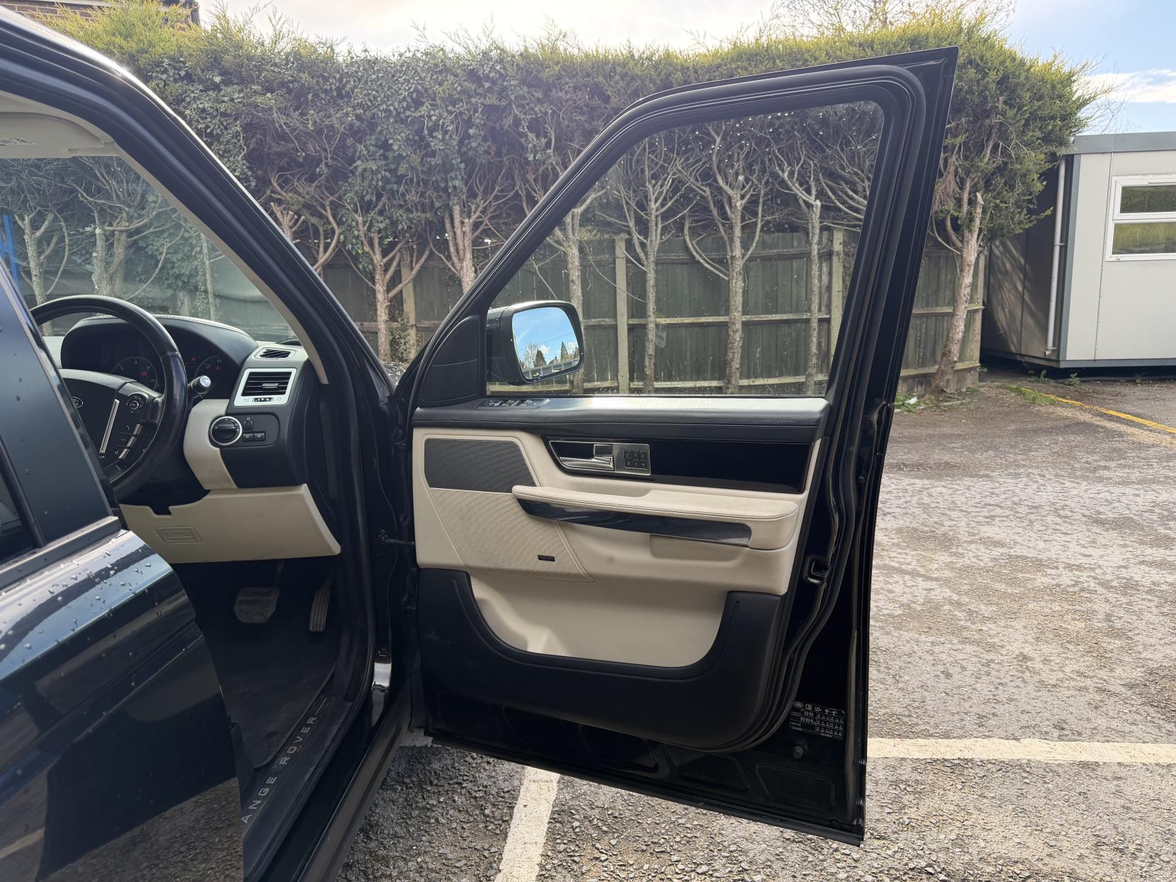 Land Rover Range Rover Sport 3.0 SD V6 HSE Black SUV 5dr Diesel Auto 4WD Euro 5 (255 bhp)