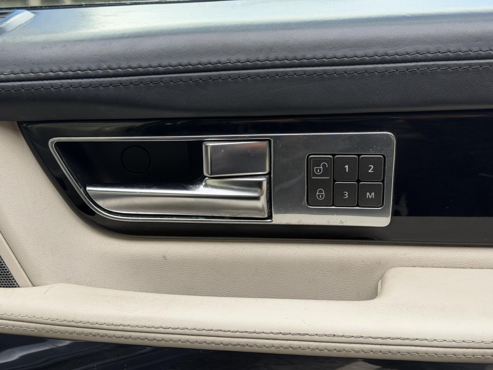 Land Rover Range Rover Sport 3.0 SD V6 HSE Black SUV 5dr Diesel Auto 4WD Euro 5 (255 bhp)