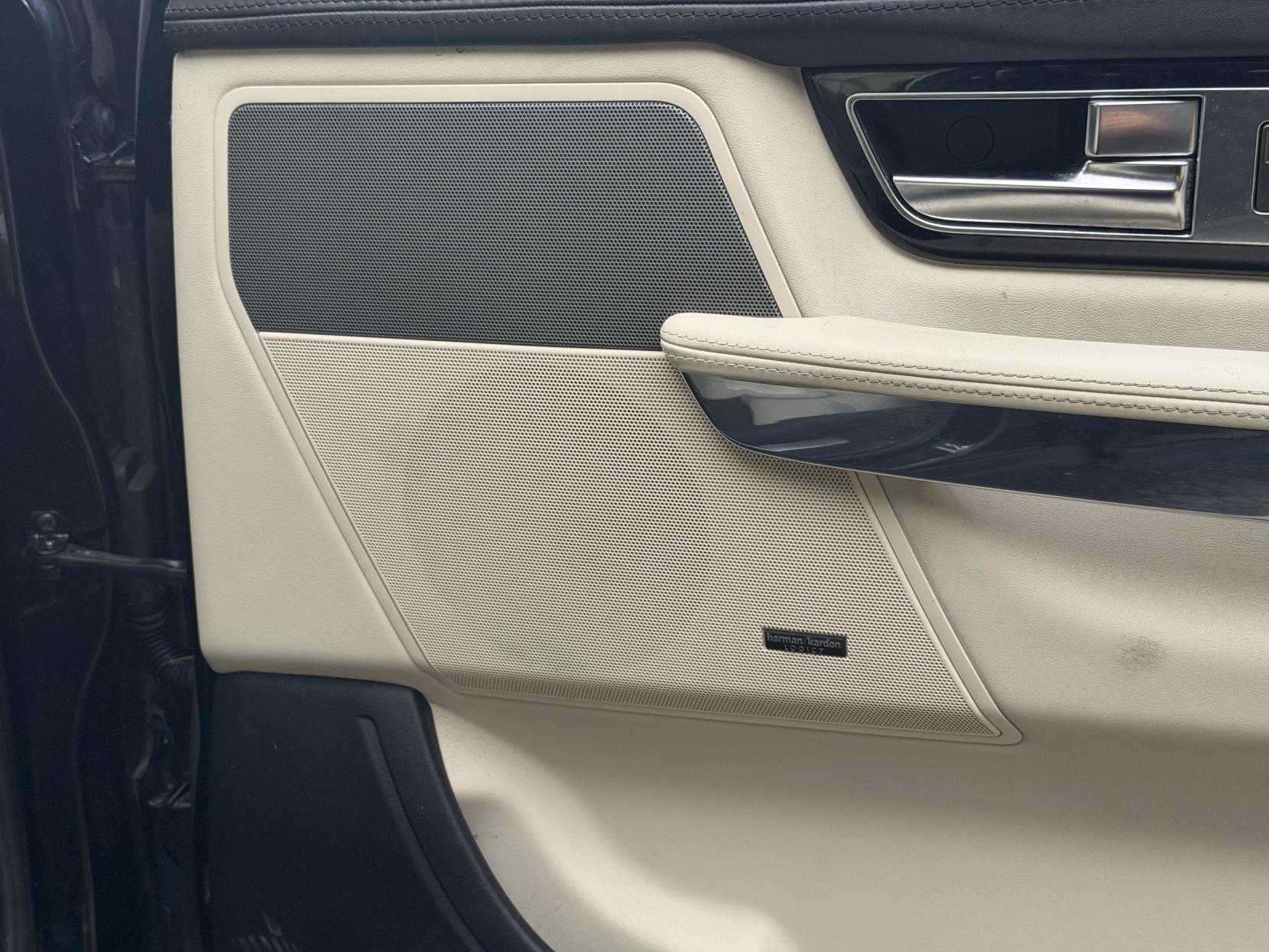 Land Rover Range Rover Sport 3.0 SD V6 HSE Black SUV 5dr Diesel Auto 4WD Euro 5 (255 bhp)