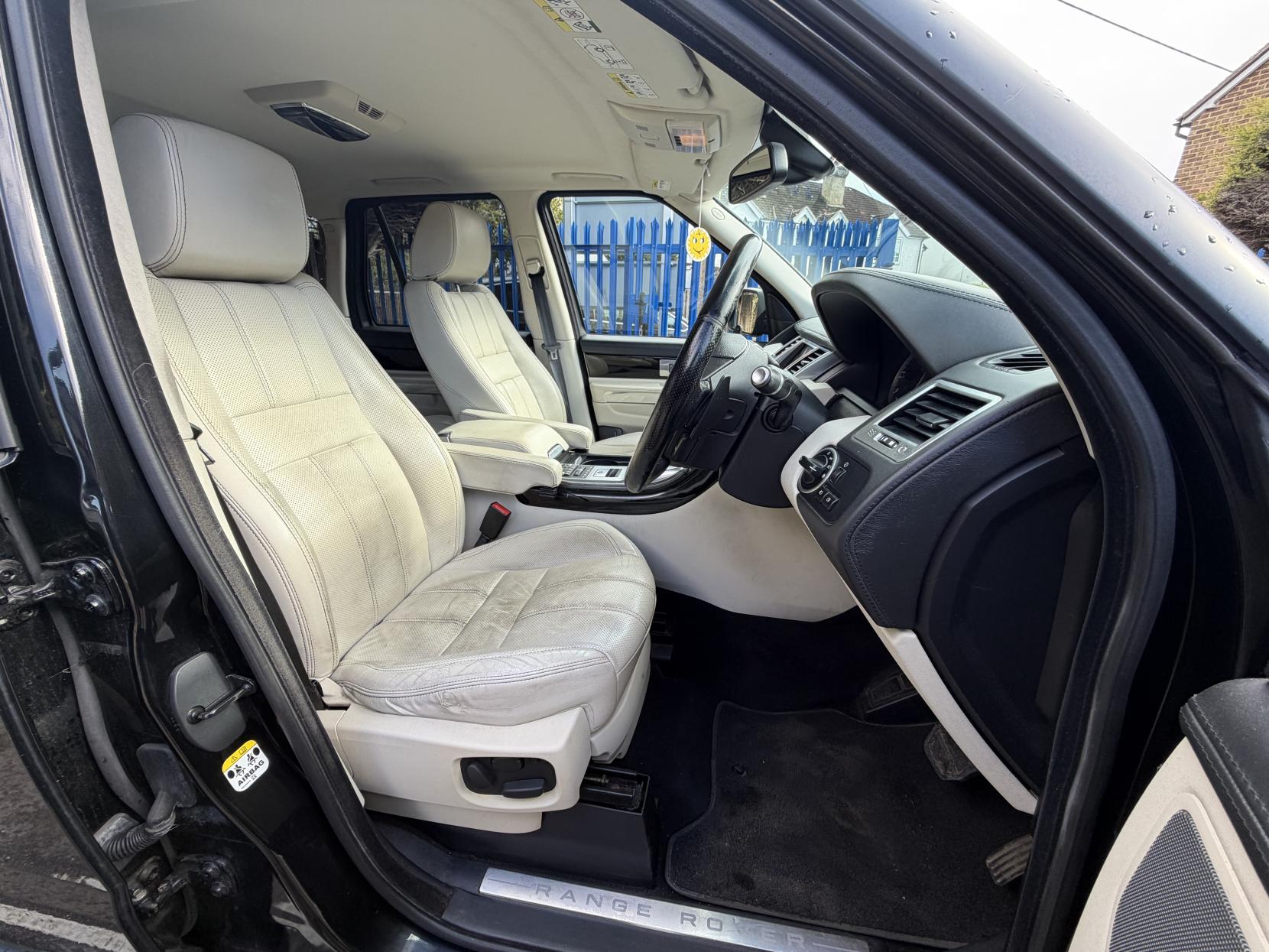 Land Rover Range Rover Sport 3.0 SD V6 HSE Black SUV 5dr Diesel Auto 4WD Euro 5 (255 bhp)